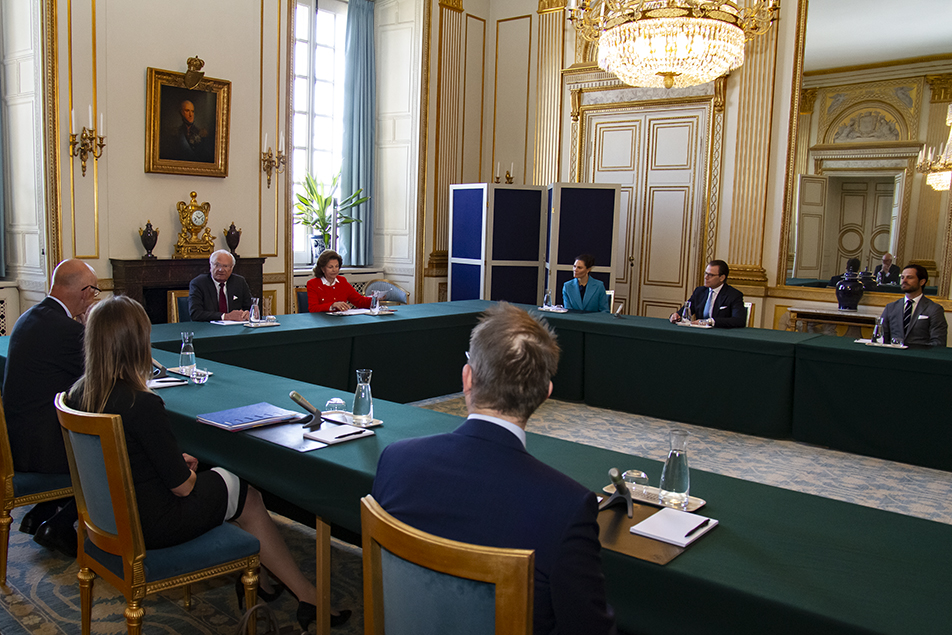 The Crown Princess Couple and Prince Carl Philip also took part in the meeting in Prince Bertil's Apartments at the Royal Palace. 