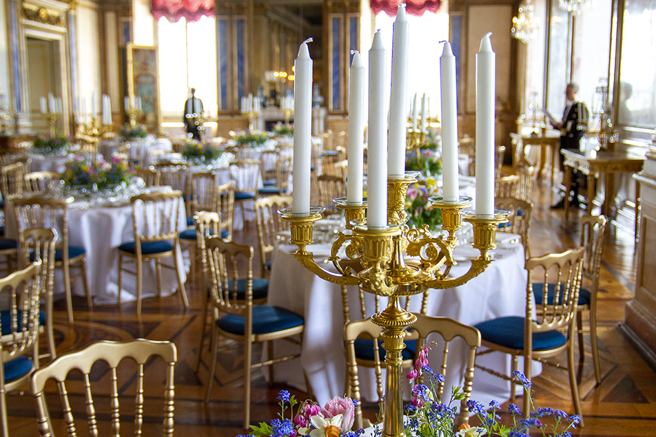 Vid kvällens middag som intogs i Vita Havet, var borden dekorerade med brännförgyllda kandelabrar från Karl XIV Johans tid.