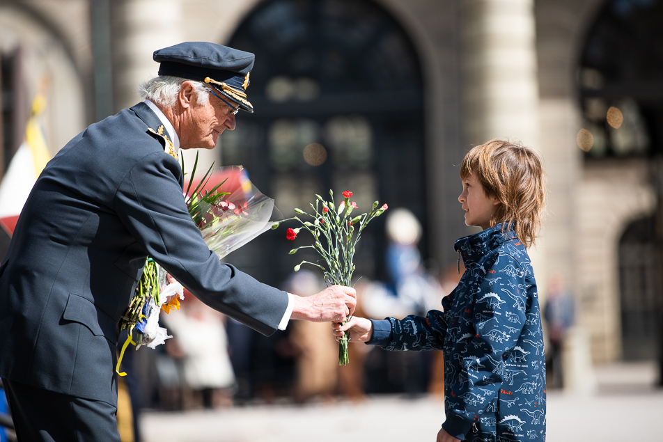 The King was congratulated by the Swedish Armed Forces and the public in the Outer Courtyard. 