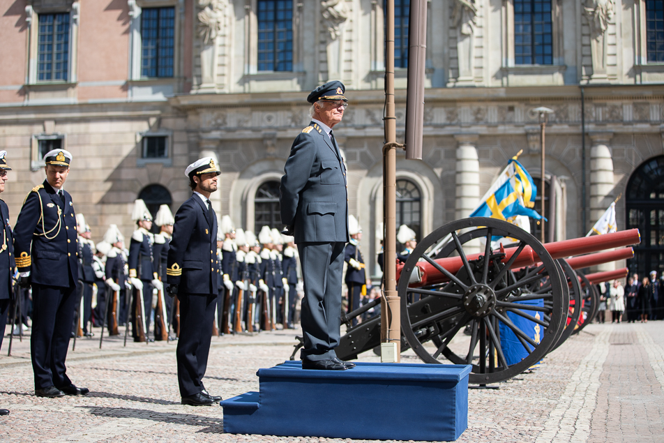 The King and Prince Carl Philip during the ceremony in the Outer Courtyard. 