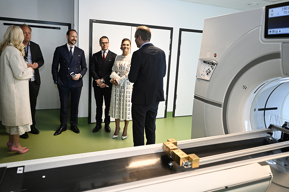 Kronprinsparet och Kronprinsessparet fick en visning av ett laboratorium för skiktröntgen med ny teknologi som utvecklats i samarbete med norska och svenska institutioner.