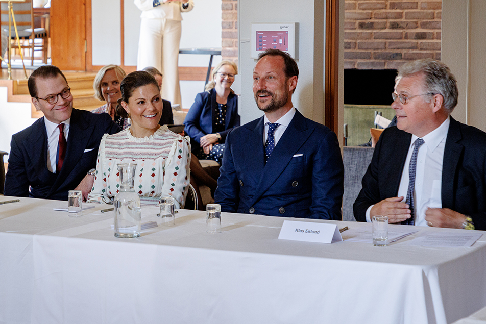 Kronprinsessparet och Kronprins Haakon tillsammans med seniorekonom Klas Eklund.