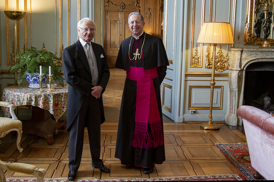 The King with the Holy See's Apostolic Nuncio, Archbishop James Patrick Green. 