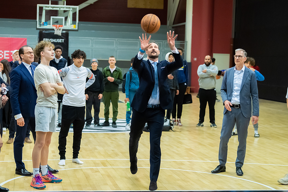 Kronprins Haakon fick möjlighet att pröva sina färdigheter i basket.