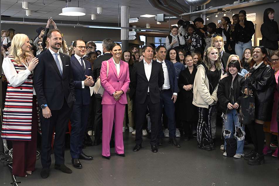 The Crown Princess Couple and Norway's Crown Prince Couple learnt about Fryshuset's operations and met young people. 