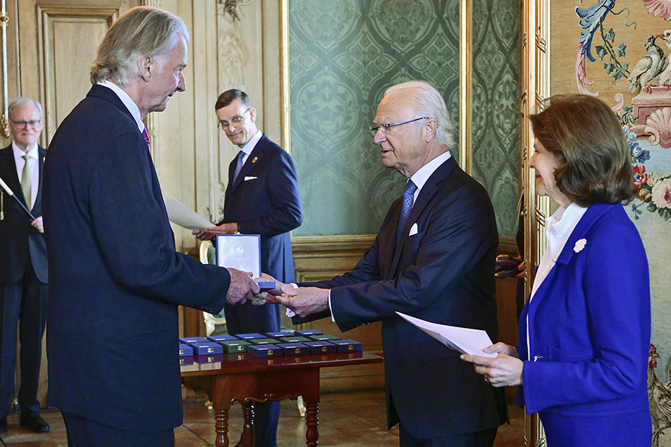 Författare och samhällsdebattör Anders Wijkman som förlänades H.M. Konungens medalj 12:e storleken i högblått band år 2021 fick ta emot sin medalj vid dagens ceremoni. 