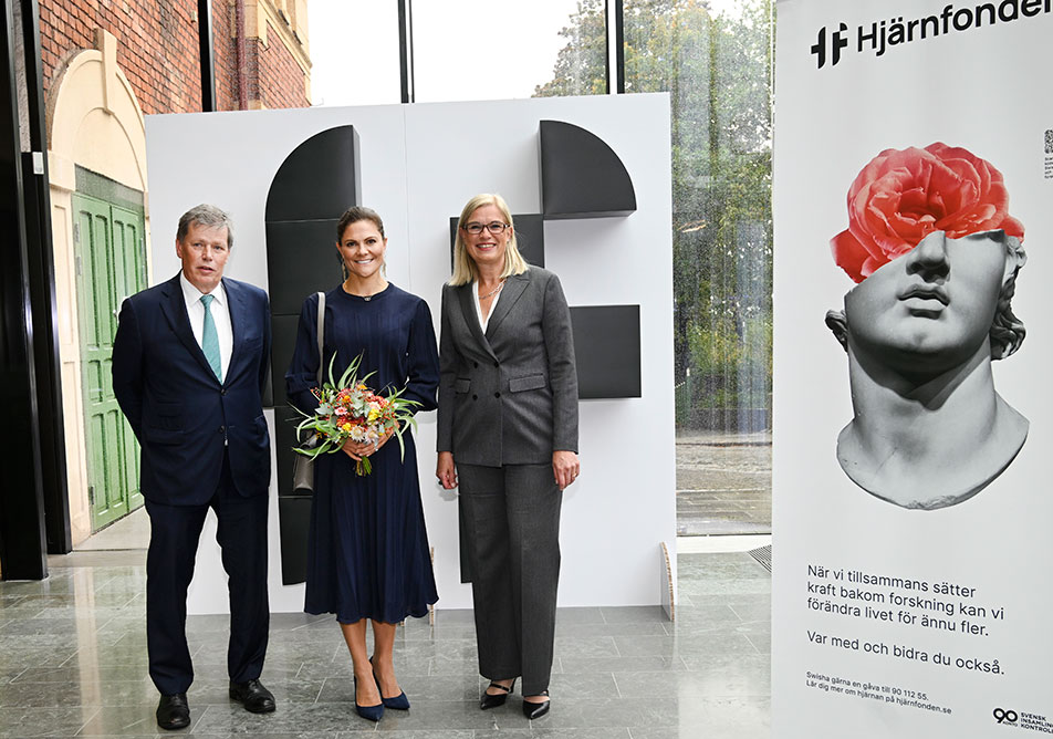 Kronprinsessan togs emot av Peter Thelin, Hjärnfondens ordförande, samt Anna Hemlin, Hjärnfondens generalsekreterare.