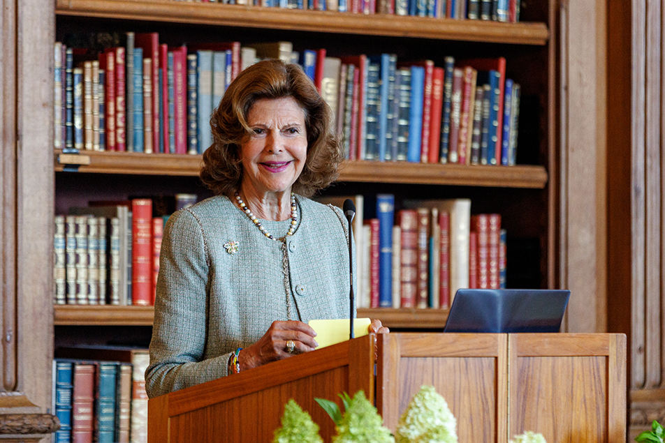 Drottningen höll ett tal i samband med stipendieutdelningen i Bernadottebiblioteket. 
