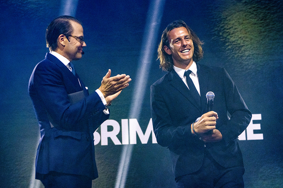 Prins Daniel gratulerar Hugo Leandri, en av företaget Brimstone Energys grundare, som vann pris i kategorin Rising Star. 