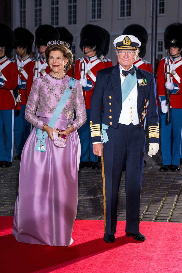 Kungen och Drottningen ankommer till galaföreställningen på Kungl. Teatern i Köpenhamn.