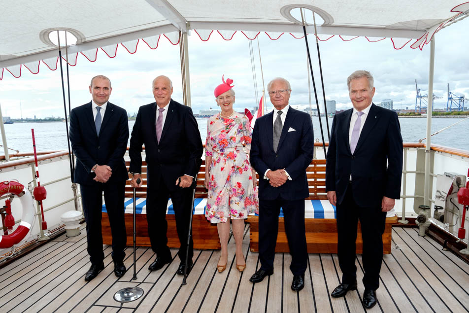 Under söndagen var de nordiska statschefsparen inbjudna till en lunch ombord på kungaskeppet Dannebrogen. Här syns Drottningen tillsammans med kungarna av Sverige och Norge samt Islands och Finlands presidenter. 