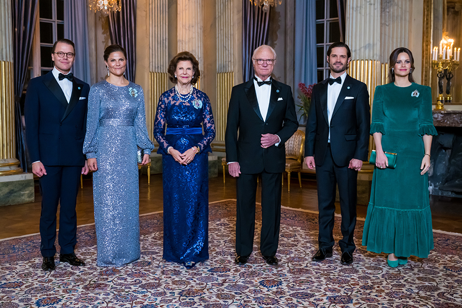 Kungen, Drottningen, Kronprinsessan, Prins Daniel, Prins Carl Philip och Prinsessan Sofia inför kvällens riksdagssupé. 