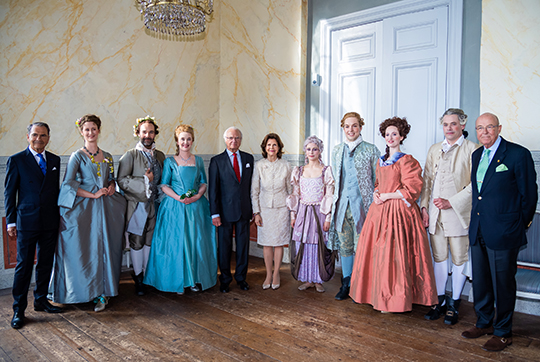 Kungaparet tillsammans med medverkande och representanter för Drottningholmsteaterns Vänner.