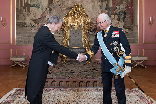 Kungen tar emot Litauens ambassadör Giedrius Čekuolis på Kungliga slottet. Under audiensen bar Kungen litauiska Vytautas den Stores orden. 