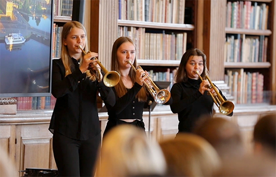 Elever från musikskolan Lilla akademien stod för musikunderhållningen. 