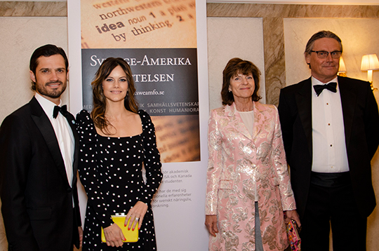 Prinsparet tillsammans med stiftelsens ordförande Mariana Burenstam Linder och 1:e vice ordförande Magnus Sjöqvist. 