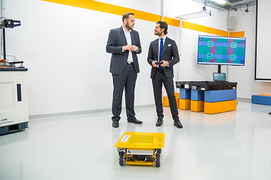 Prins Carl Philip i Volkswagens ”smart production lab”.