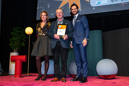 Prins Carl Philip tillsammans med Björn Lagerman från Beescanning som vann första pris på Food Tech och Annika Grälls från Alfred Nobel Science Park som var med och arrangerade 