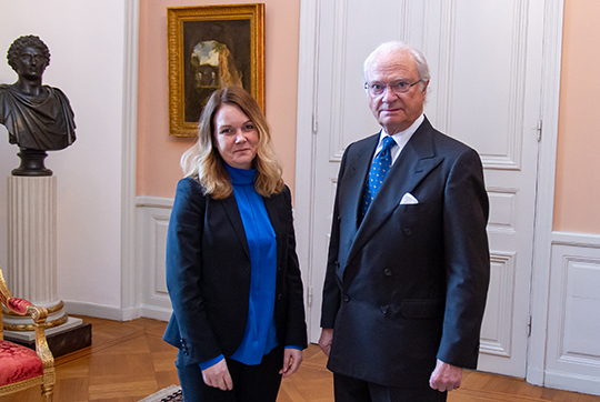 Landsbygdsminister Jennie Nilsson tillsammans med Kungen vid företrädet på Kungliga slottet. 