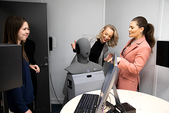 Kronprinsessan, Anna Wikland och Maria Palmqvist i Google ljudlabb där ny produkter utvärderas. 