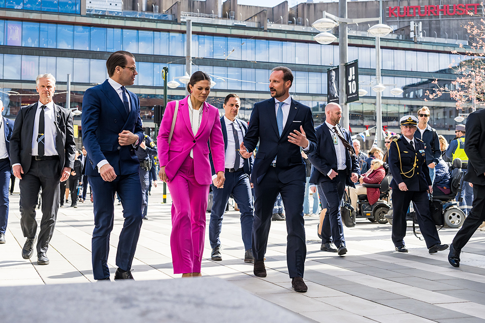 The Crown Princess Couple and Crown Prince Haakon on their way to Space on Sergels Torg. 