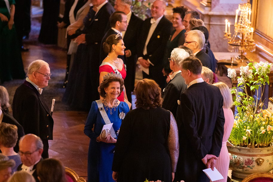 Drottningen och Kronprinsessparet hälsar på middagsgästerna.