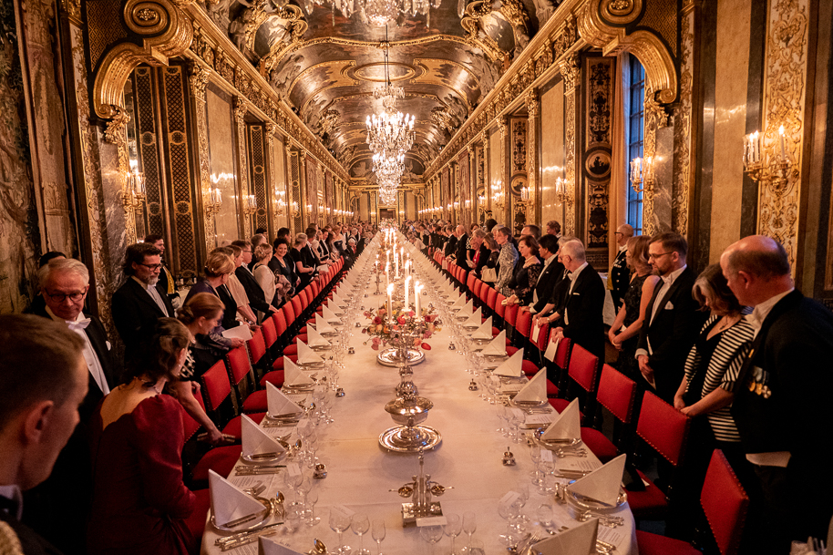 Middagsgästerna samlas i Karl XI:s galleri på Kungl. Slottet. 