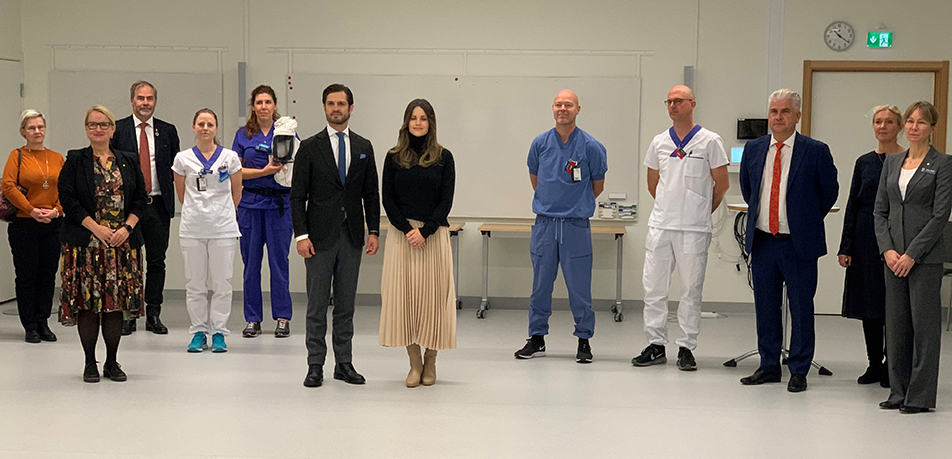Prins Carl Philip och Prinsessan Sofia tillsammans med medarbetare från Centralsjukhuset i Karlstad.
