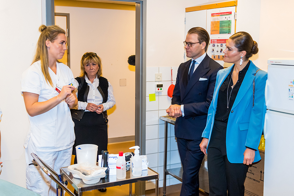 Kronprinsessan och Prins Daniel i samtal med medarbetare på Kullbergska sjukhuset. 