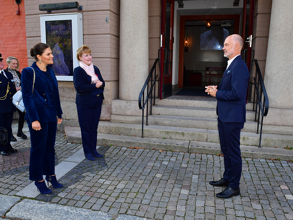 Kronprinsessan och landshövding Minoo Akhtarzand i samtal med Västmanlands teaters chef Niclas Hjulström.