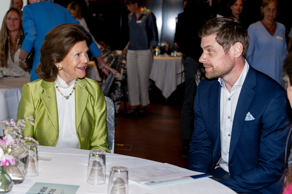 Drottningen tillsammans med Jacob Flärdh, ordförande i ChildX.
