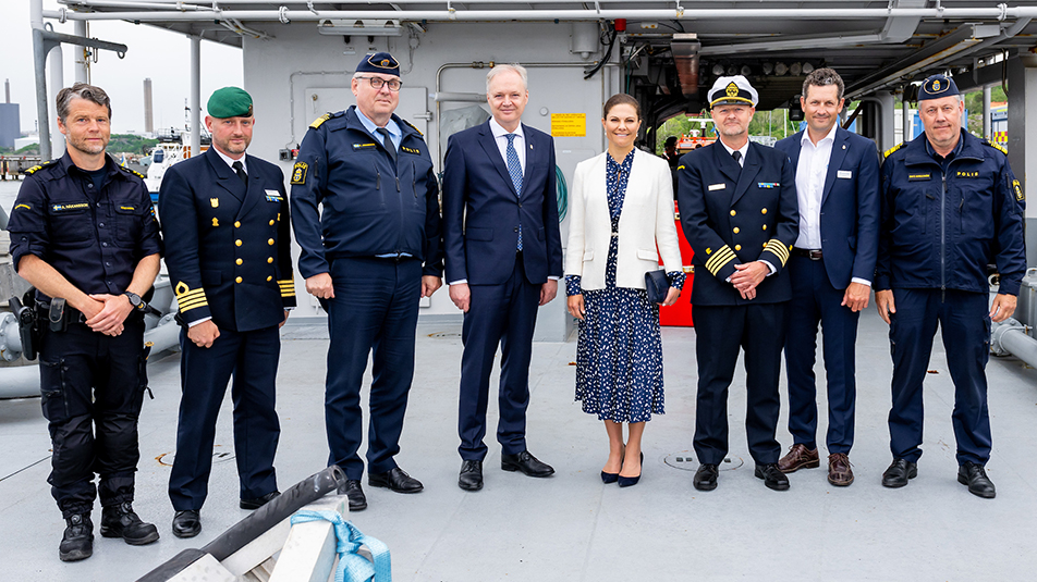 Kronprinsessan och landshövding Sten Tolgfors under besöket på Kustbevakningens fartyg.