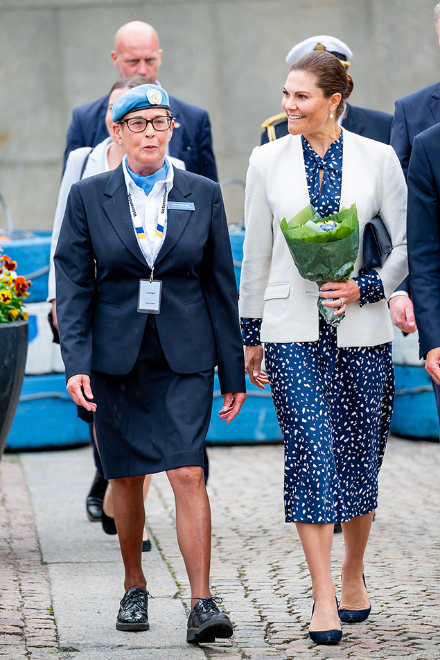 Kronprinsessan och Britt-Marie Akre, Sveriges veteranförbund, anländer till ceremonin på Gustaf Adolfs torg.