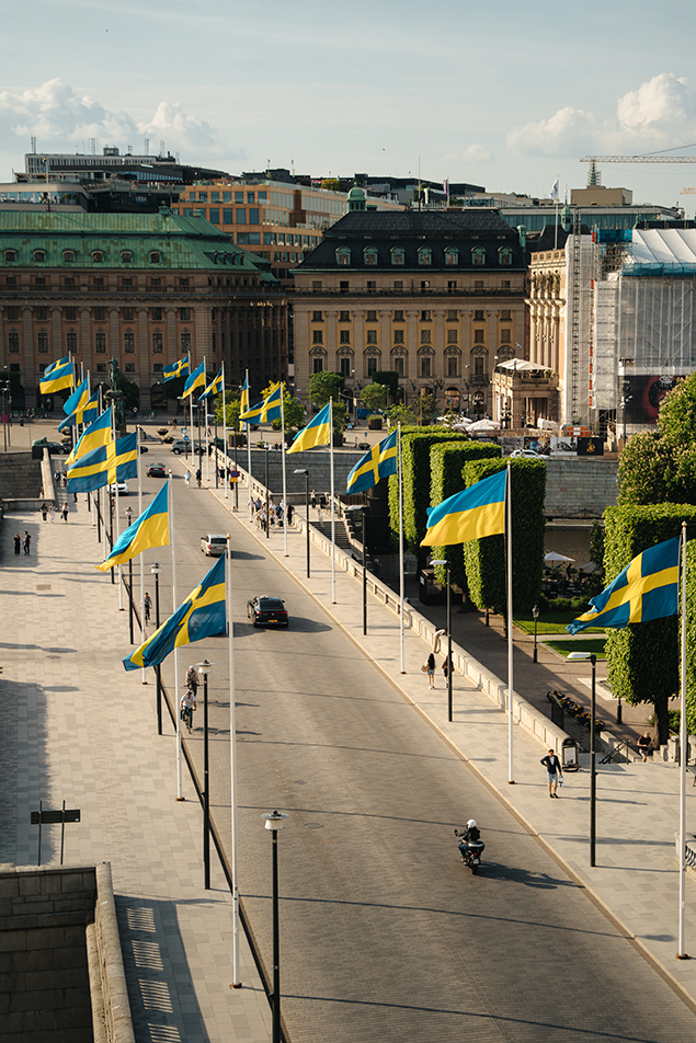 Ukrainska och svenska flaggor på Norrbro utanför Kungl. Slottet.