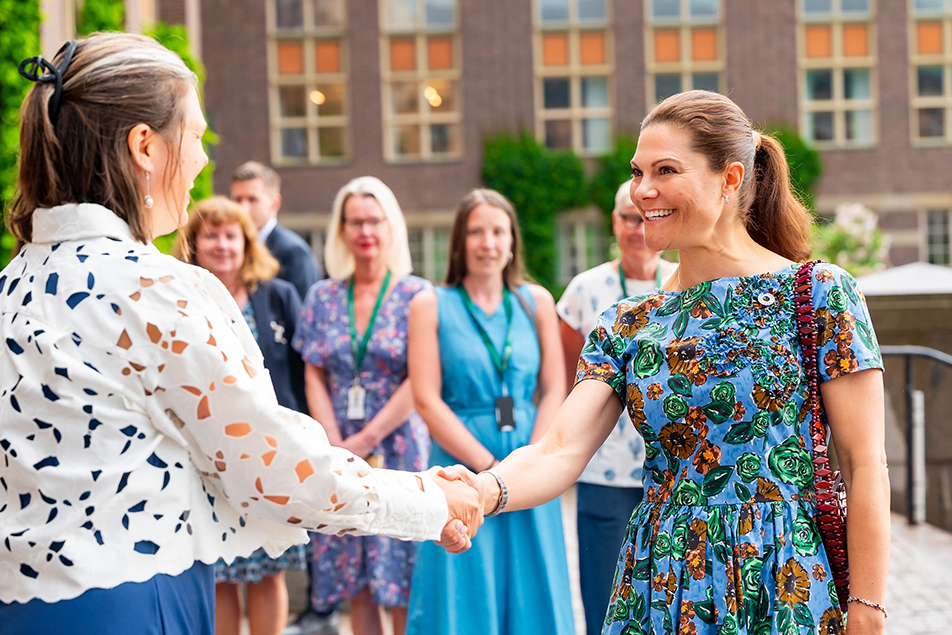 Kronprinsessan välkomnas av överintendent  Lisa Månsson vid ankomsten till Naturhistoriska riksmuseet.