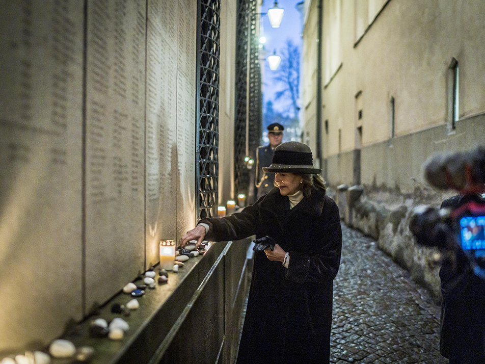 Drottningen lägger en sten till minne av Förintelsens offer. 