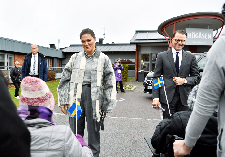 Kronprinsessparet välkomnas till Högåsens särskilda boende. 
