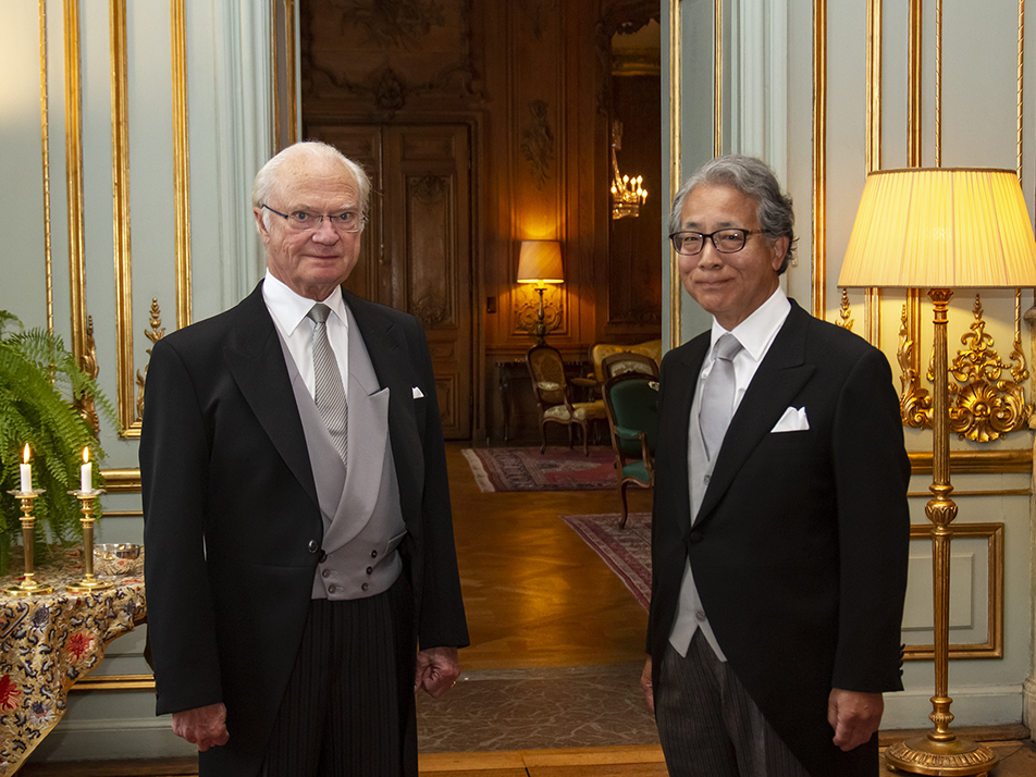 Kungen tillsammans med ambassadör Shigeyuki Hiroki i Prinsessan Sibyllas våning på Kungliga slottet. 