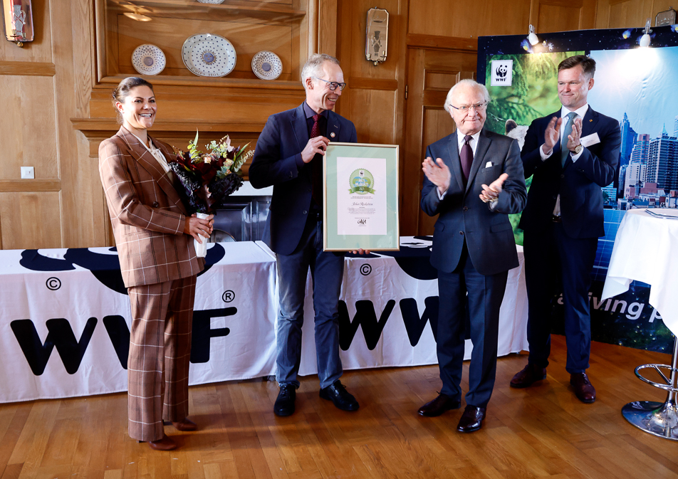 Kungen och Kronprinsessan delade ut utmärkelser på WWF:s höstmöte. Här tillsammans med Johan Rockström, en av pristagarna. 