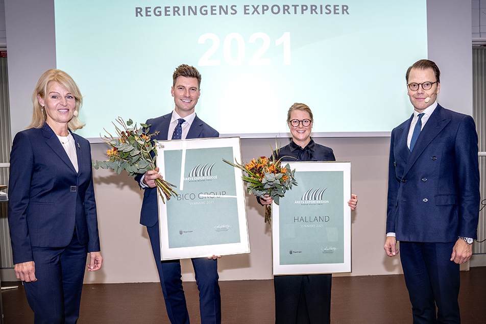 Prins Daniel med, från vänster, statsrådet Anna Hallberg samt vinnarna Erik Gatenholm, BICO:s verkställande direktör och medgrundare samt Ellen Källberg, näringslivsstrateg på Region Halland. 