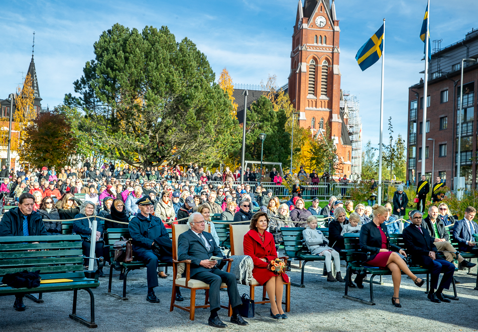 Ceremoni i Stadsparken i Luleå med anledning av stadens 400-årsjubileum. 