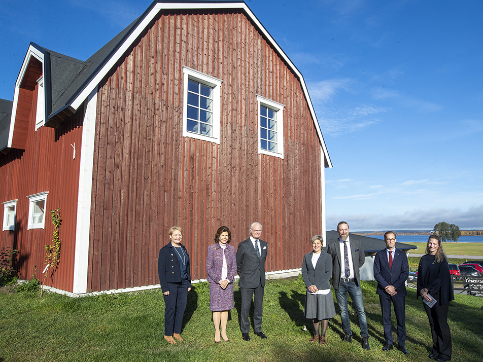 Kungaparet och landshövdingen tillsammans med bönderna Thomas Holmbom och Britta- Karin Jakobsson, samt Johan Hermansson och Hulda Wirsén. 