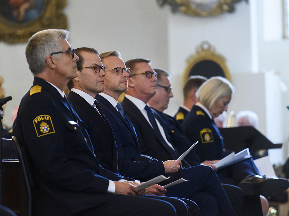 Prins Daniel under ceremonin i Kungsholms kyrka med, från vänster, rikspolischef Anders Tornberg, statsrådet Mikael Damberg och dåvarande säkerhetspolischefen Klas Friberg. 