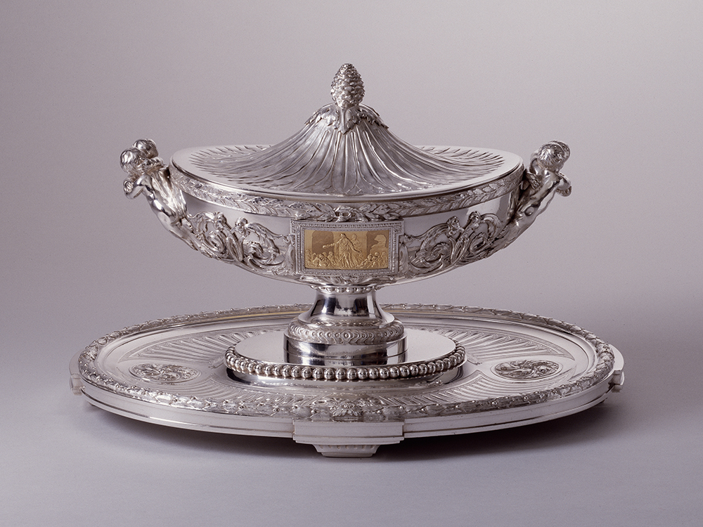 In 1781, King Gustav III purchased a ceremonial service that Gustaf Philip Creutz had commissioned a few years previously for his official engagements as ambassador in Paris. The service was of the very finest quality. It was manufactured by Robert-Joseph Auguste, who supplied similar dinner services to several European royal courts. The picture shows one of the two soup tureens. 