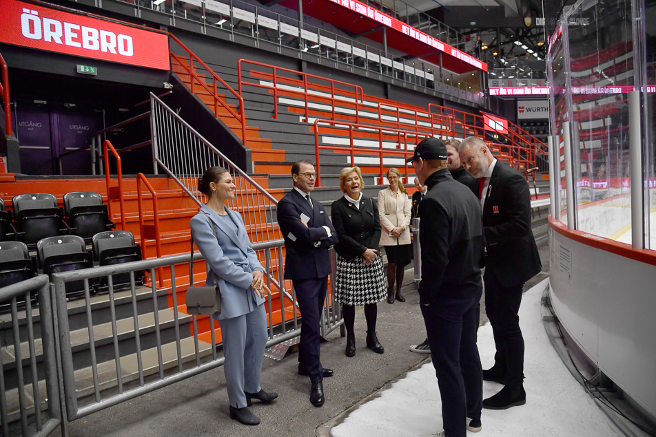 Kronprinsessparet besöker Behrn Arena i Örebro. 