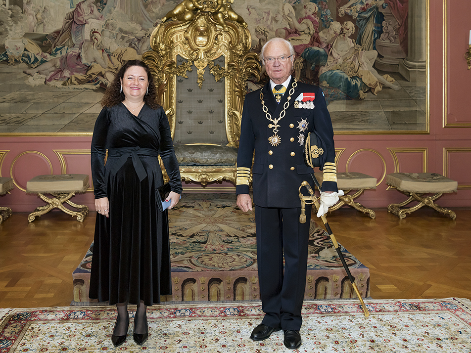 Kungen tar emot ambassadör Maria Clara Biglieri från Argentina på Kungliga slottet. Under audiensen bar Kungen S:t Martin Befriarens orden, storkors med kedja. 