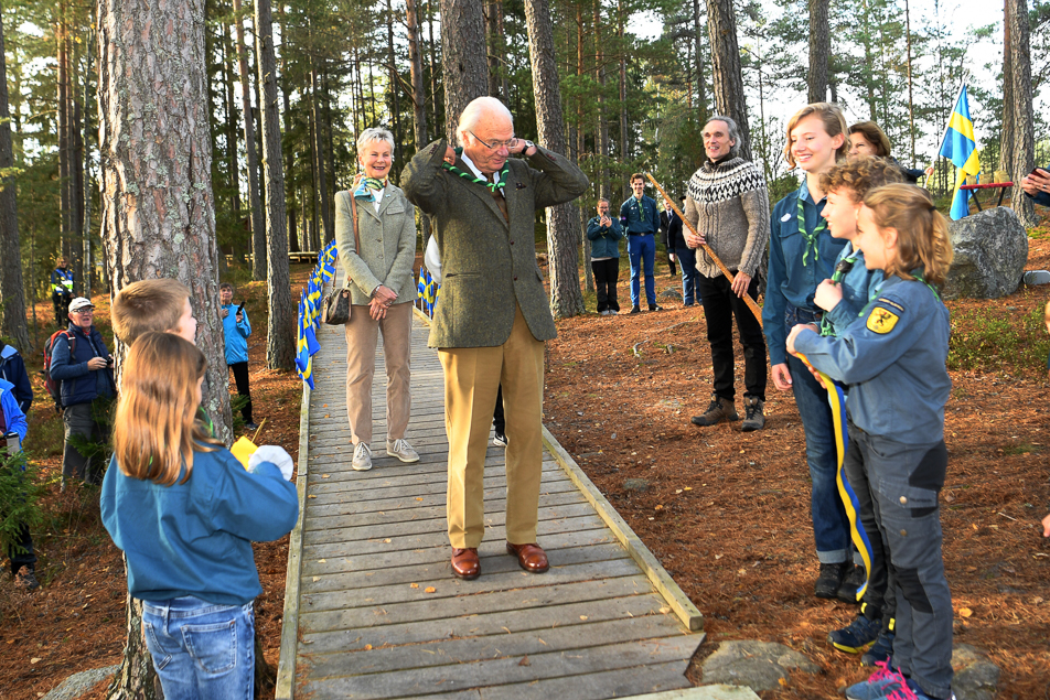 Barn från Vadsbro Blacksta scoutkår överlämnade en scouthalsduk till Kungen vid invigningen.