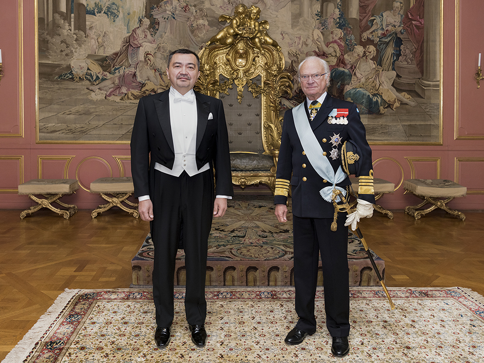 The King and Ambassador Sergey Nurtayev from Kazakhstan before the audience. 