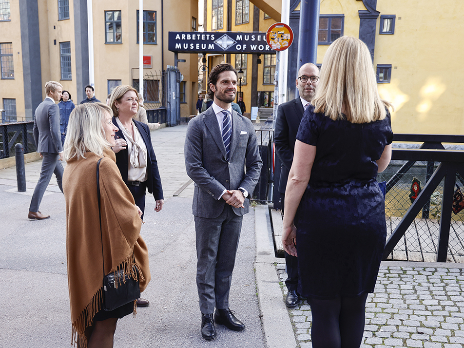 Prins Carl Philip välkomnas till Stadsmuseet i Norrköping av museichef Maria Jönsson.