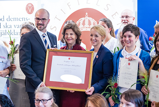 Drottningen vid certifieringsceremonin tillsammans med Henrik Wiklund, vårdenhetschef Geriatriska avdelningen Mälarsjukhuset och Petra Tegman, biträdande verksamhetschef Silviahemmet. 